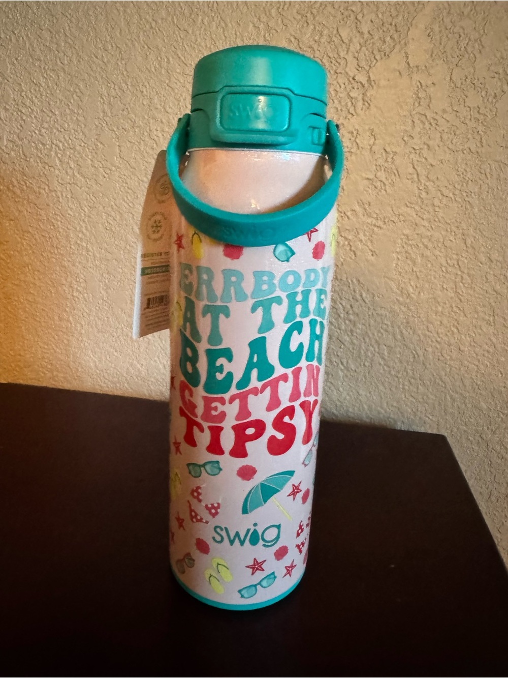 NWT 32oz Swig water bottle ‘Everybody at the Beach getting tipsy’
